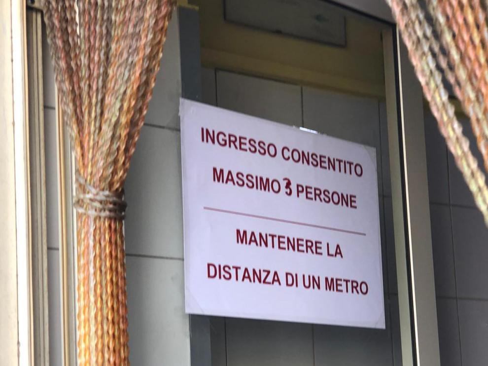 Cartel preventivo frente al coronavirus que ha colgado un establecimiento en Siracusa (Sicilia).