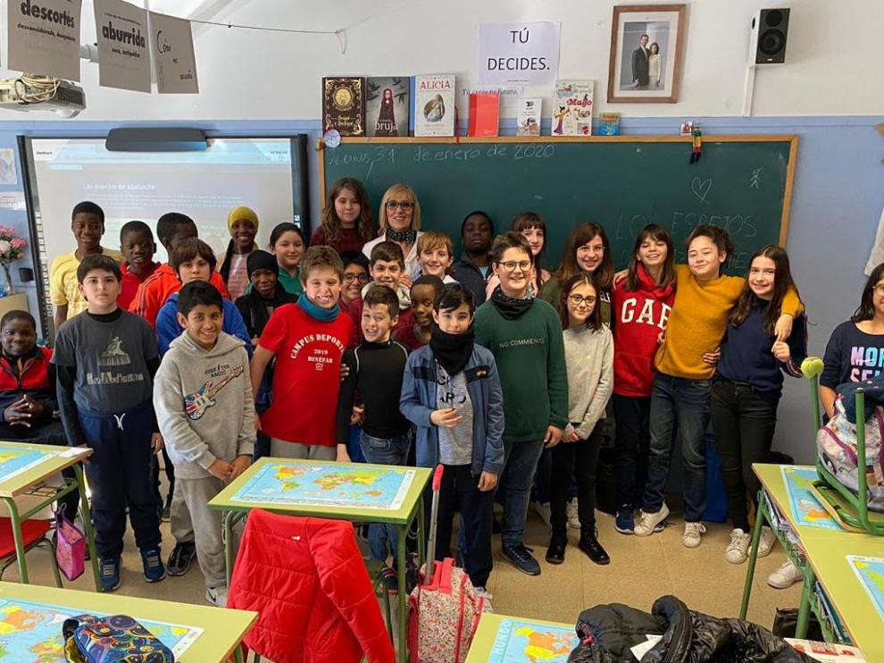 María Jesús Lamora, maestra y autora del blog educativo ‘Los espejos de azabache’, con sus alumnos del 6º de primaria del CEIP Víctor Mendoza de Binéfar