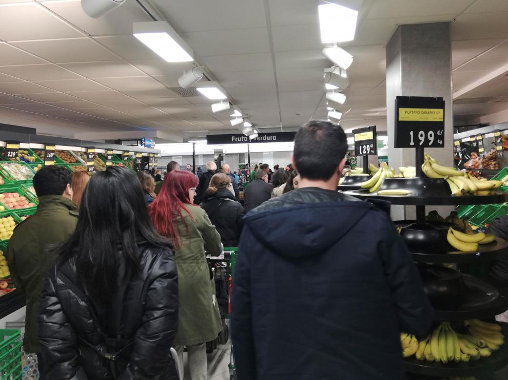 Largas filas para pagar en un supermercado de Madrid este pasado martes.