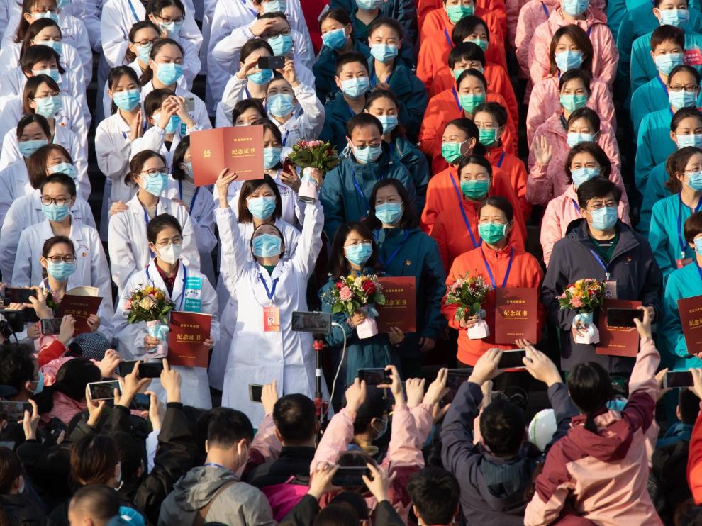 El personal sanitario de uno de los hospitales provisionales construidos en Wuhan celebra el alta de todos sus pacientes.