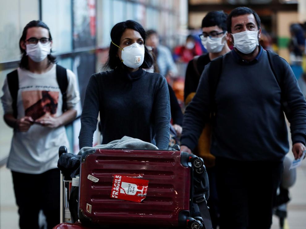Continúan las medidas por coronavirus para viajeros en aeropuerto de Santiago de Chile