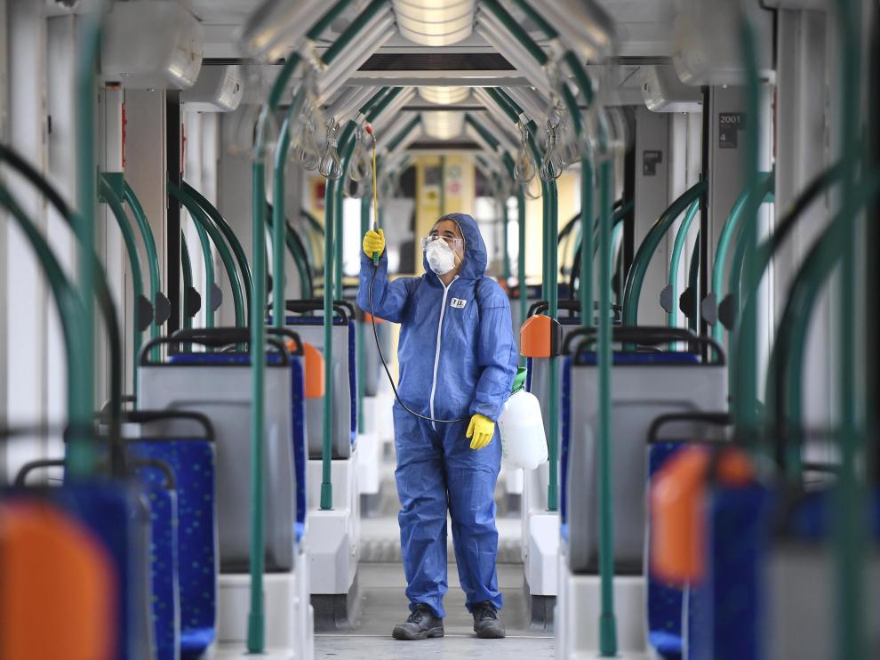 Un trabajador desinfecta un tren este viernes en Budapest.