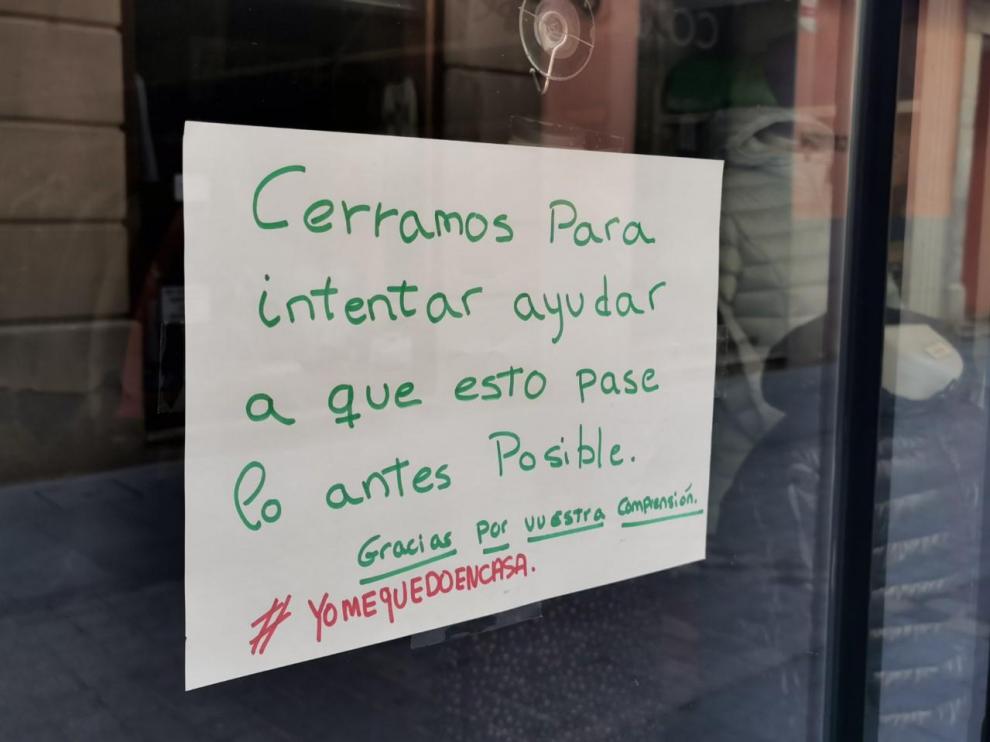 Una terraza llena en Jaca, con calles casi desiertas y tiendas cerradas.