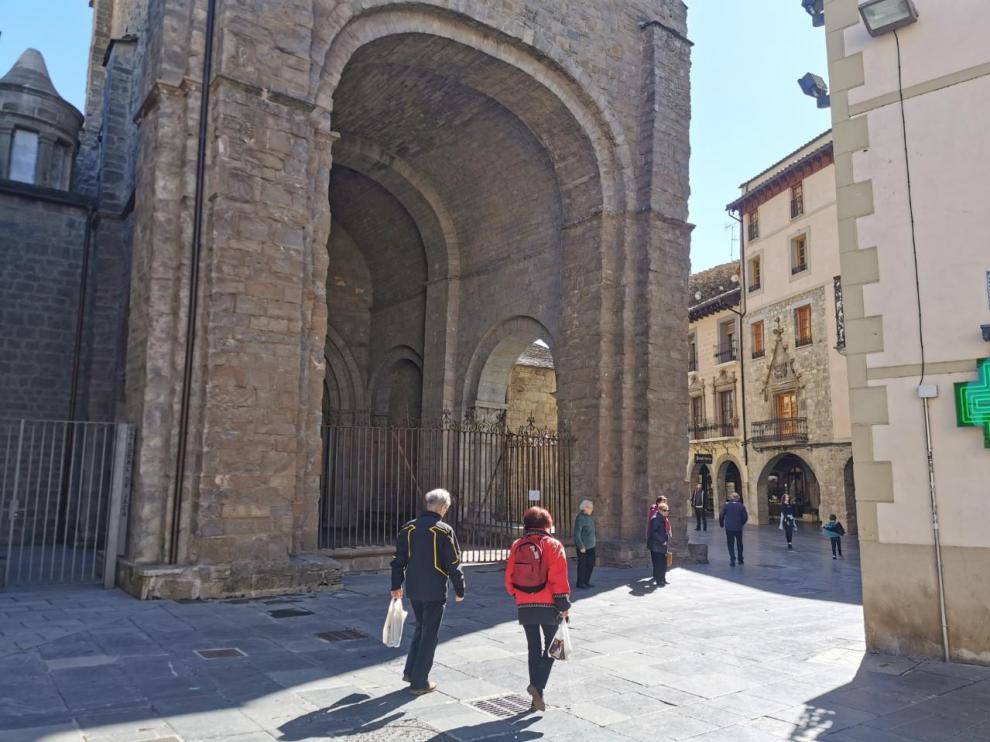 Una terraza llena en Jaca, con calles casi desiertas y tiendas cerradas.
