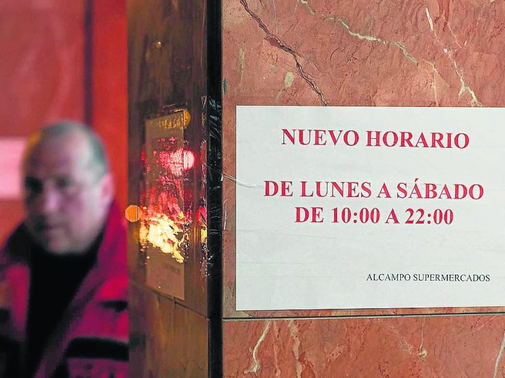 Aviso con los nuevos horarios de los establecimientos de Alcampo durante el estado de emergencia.