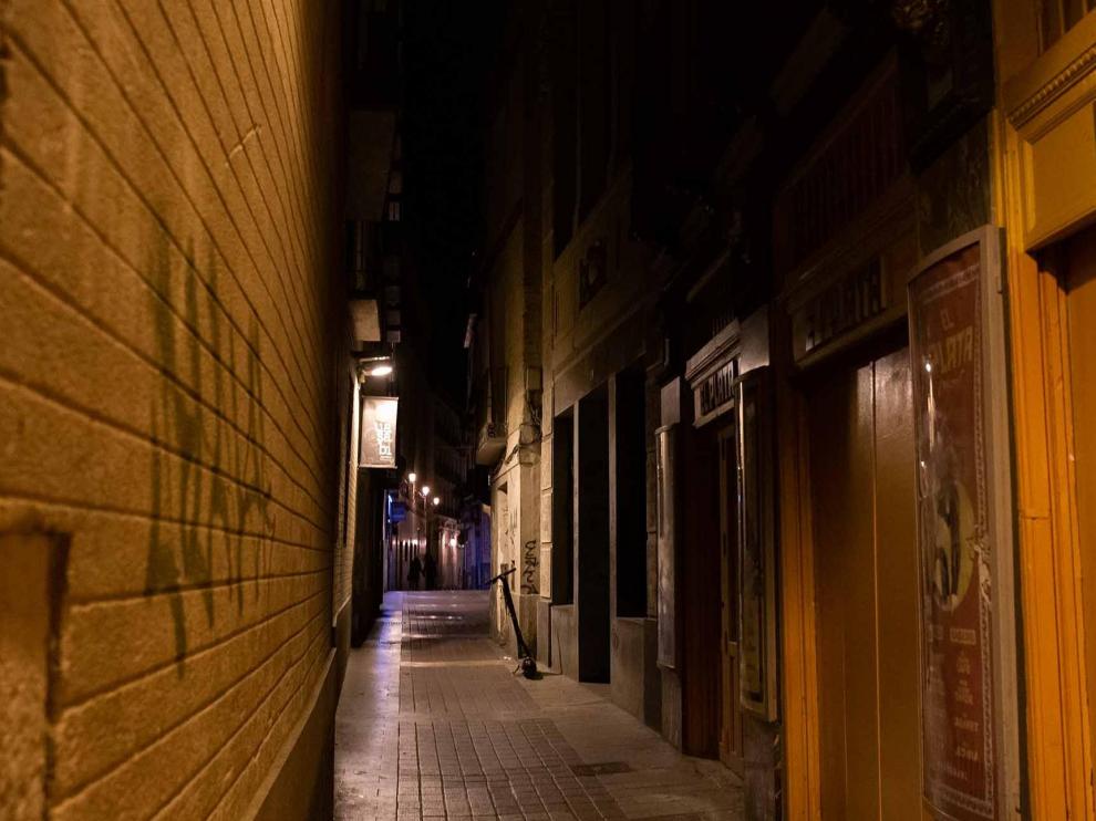 Las calles de Zaragoza estuvieron prácticamente desiertas la noche del sábado tras la entrada en vigor de las restricciones por la crisis del coronavirus.