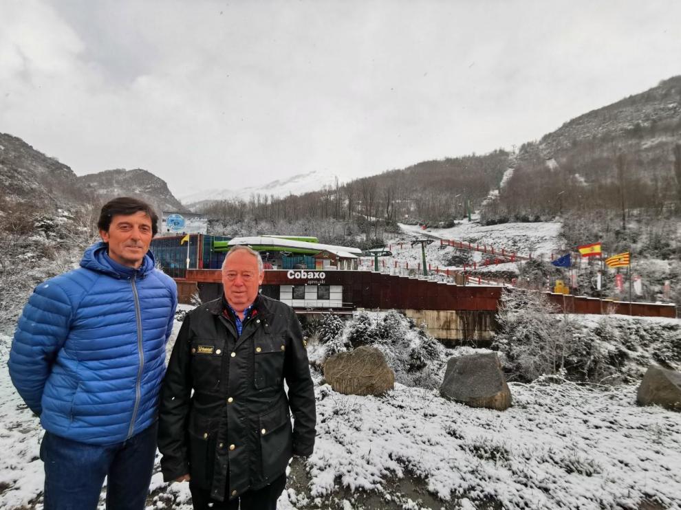 Abelardo Belío (de azul) y Jesús María Uriz, con la estación de esquí de Panticosa al fondo.