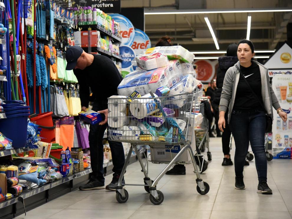Dos personas hacen una gran compra en un supermercado de Podgorica, Montenegro.