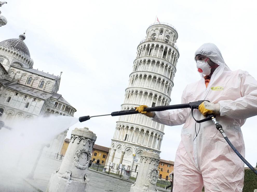 Labores de desinfección en los alrededores de la torre de Pisa.