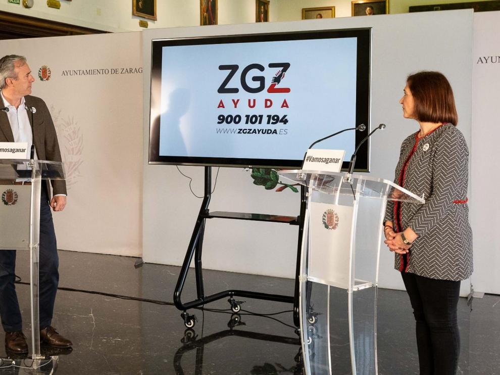 El alcalde, Jorge Azcón, y la vicealcaldesa, Sara Fernández, en la presentación de ZGZAyuda.
