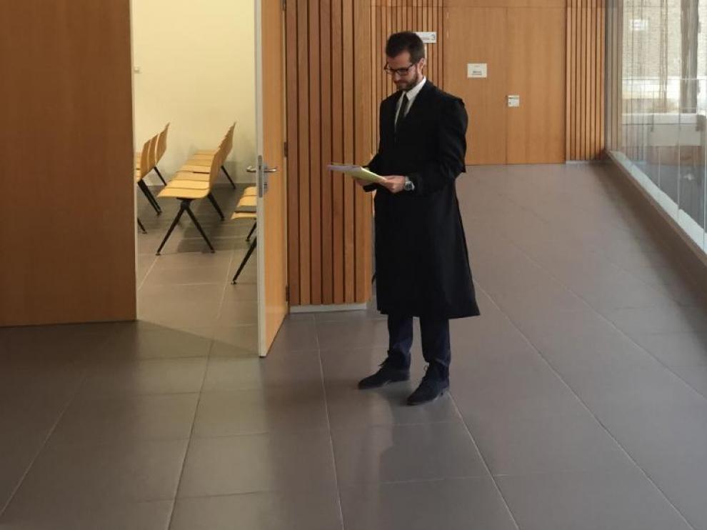 El abogado de la defensa, Luis Nivela Santonja, ayer, en una Audiencia de Zaragoza vacía.