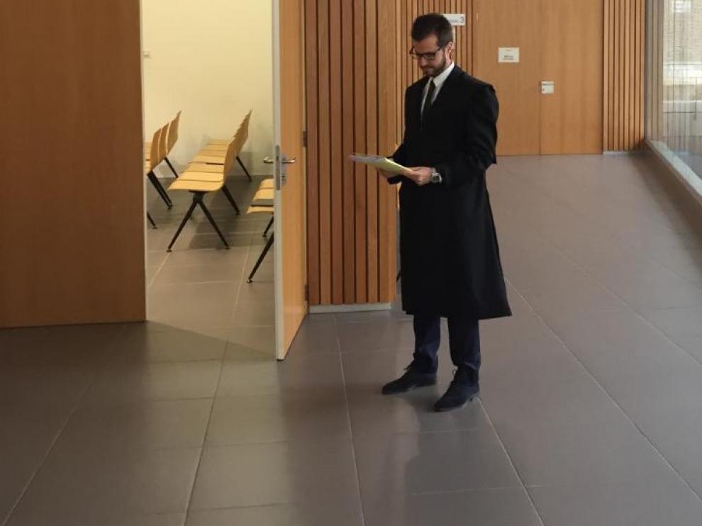 El abogado de la defensa, Luis Nivela Santonja, ayer, en una Audiencia de Zaragoza vacía.