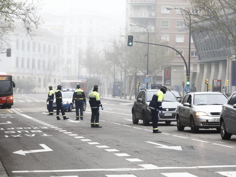 La Policía Local de Zaragoza controla la circulación de vehículo.
