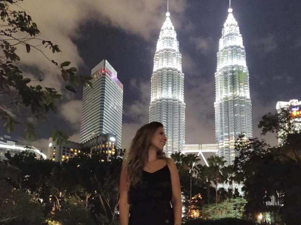 La zaragozana Silvia Enguita, frente a las Torres Petronas en Kuala Lumpur.