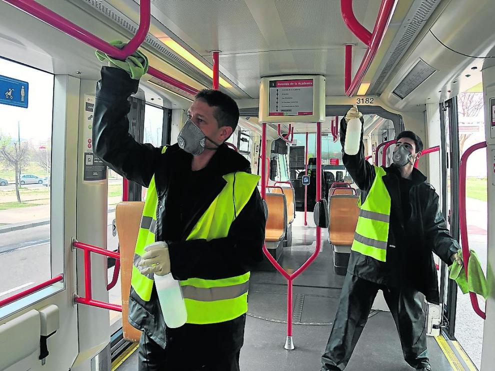 Labores de desinfección en el tranvía de Zaragoza