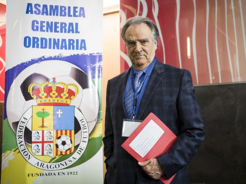 Óscar Fle, presidente de la Federación Aragonesa de Fútbol, posa para HERALDO en la última asamblea del organismo.