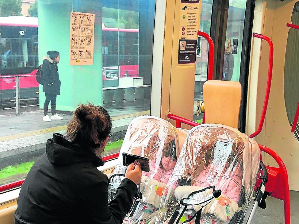 Una mujer y dos niñas, en el tranvía.