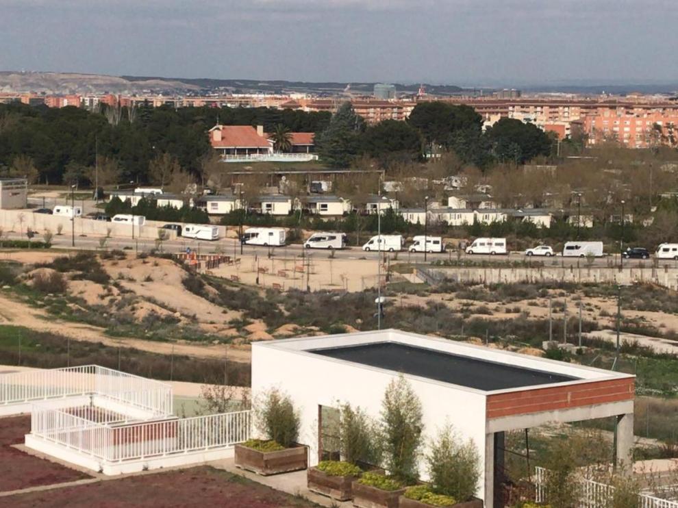 Caravanas llegando al Camping de Zaragoza este viernes.
