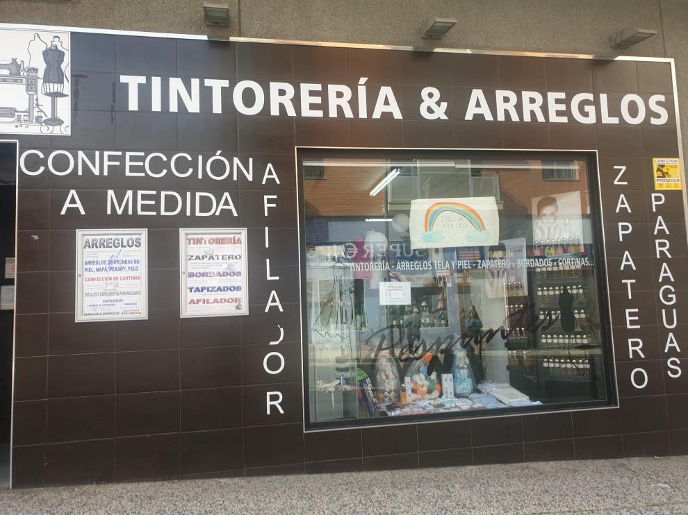 La tintorería Pespuntes luce el arcoíris de Candela.
