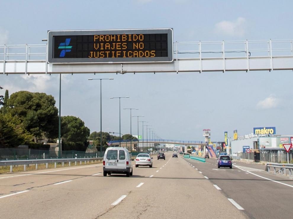 Aviso para evitar desplazamientos en una carretera de Zaragoza.