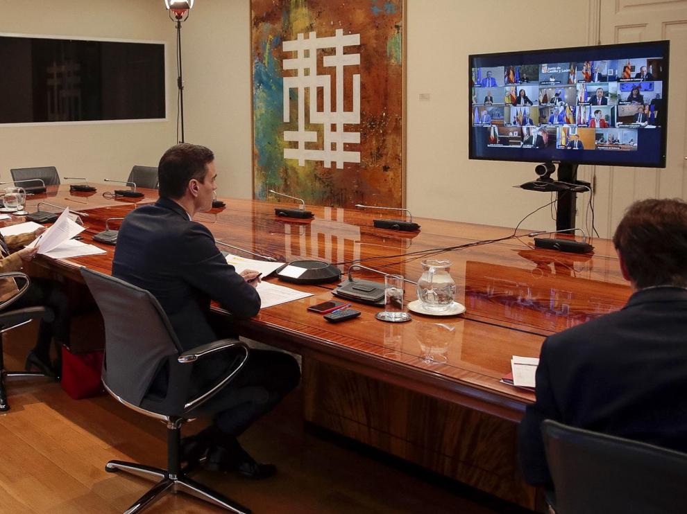 Pedro Sánchez durante la reunión que ha mantenido por videoconferencia con los presidentes autonómicos este domingo.