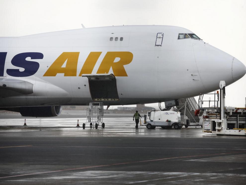 El avión de Atlas Air que ha traído el material sanitario donado por Inditex, en la plataforma de estacionamiento del aeropuerto