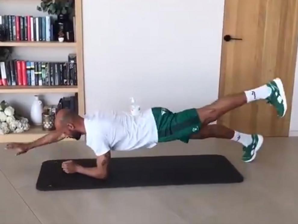 Mikel Rico realizando ejercicios de CORE en su casa.