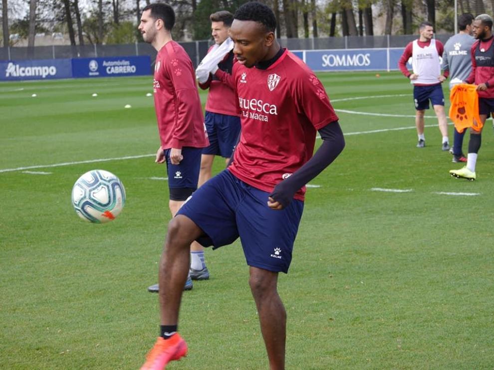 Kelechi Nwakali, durante un entrenamiento con la SD Huesca.