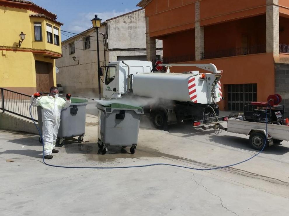 Operarios limpian y desinfectan los contenedores