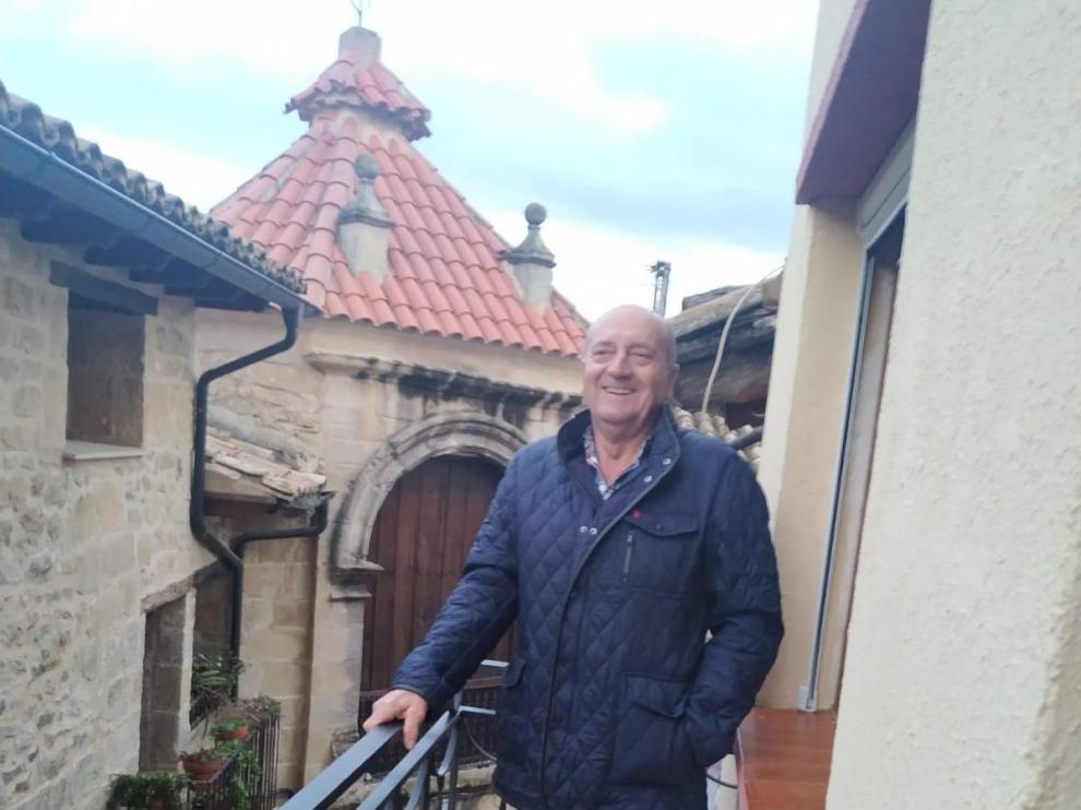 Ramón Omella, en la terraza desde la que canta, cada día, sus jotas.