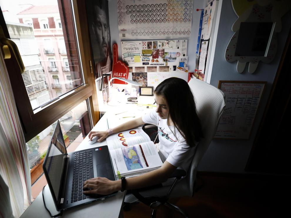 Una estudiante de Zaragoza sigue las clases 'online' desde su casa.