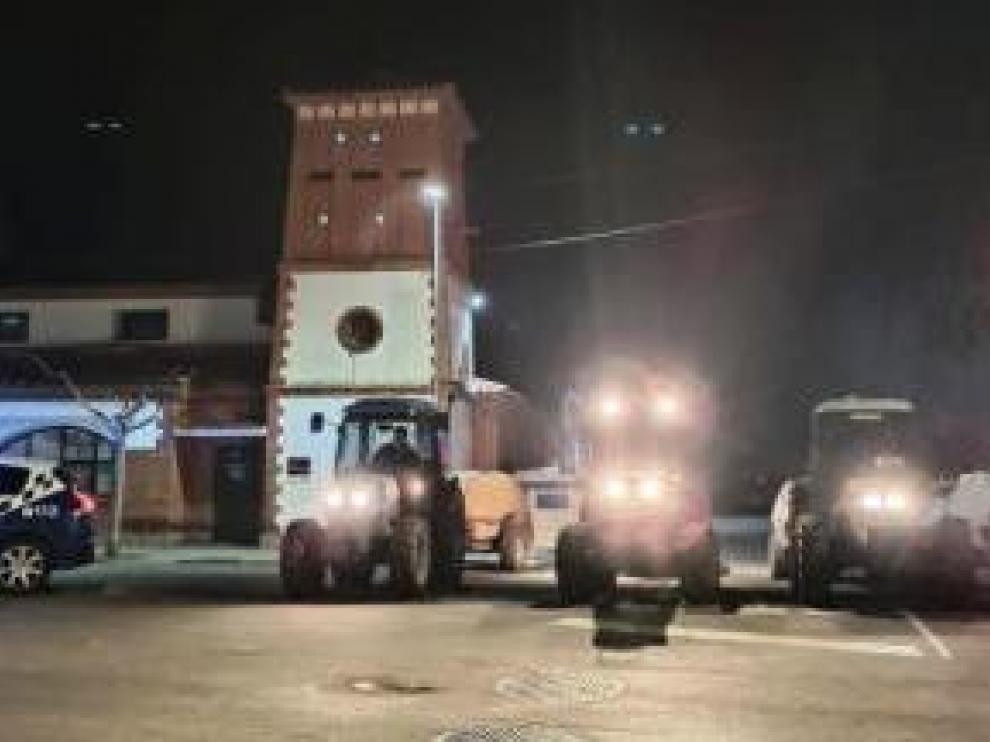 Agricultores locales han puesto a disposición municipal su maquinaria para la desinfección viaria.