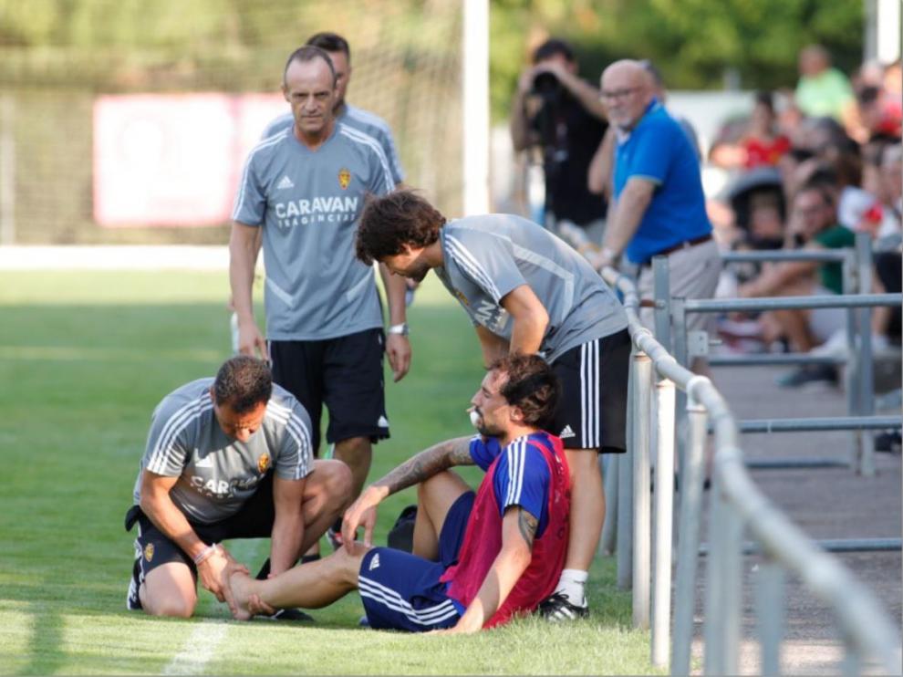 El médico del Real Zaragoza, Ireneo de los Mártires, junto con los fisios, atiende a Eguaras, lastimado en la pretemporada pasada en Boltaña, en junio de 2019.
