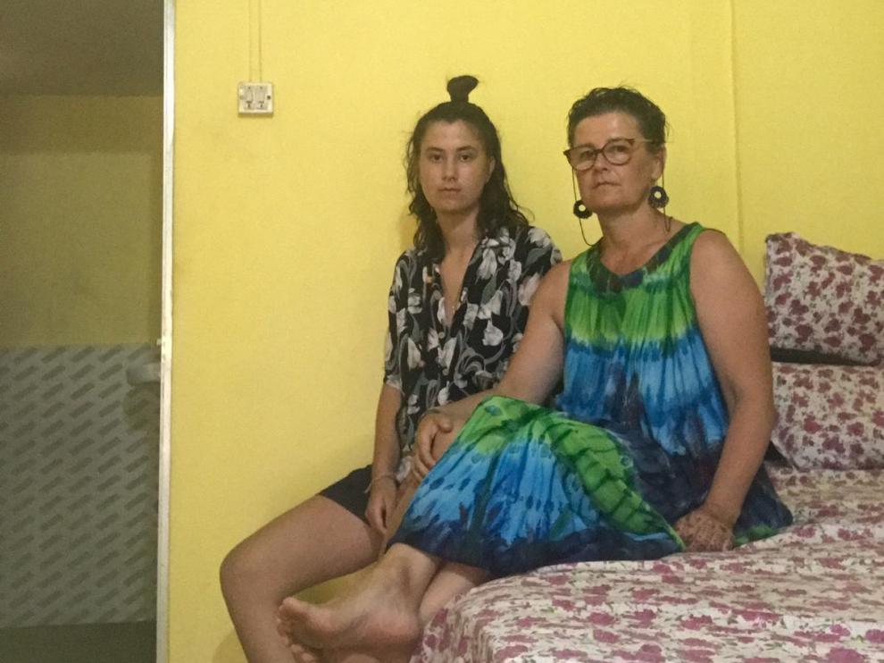Celia y Chara en la habitación de la India en la que están alojadas.