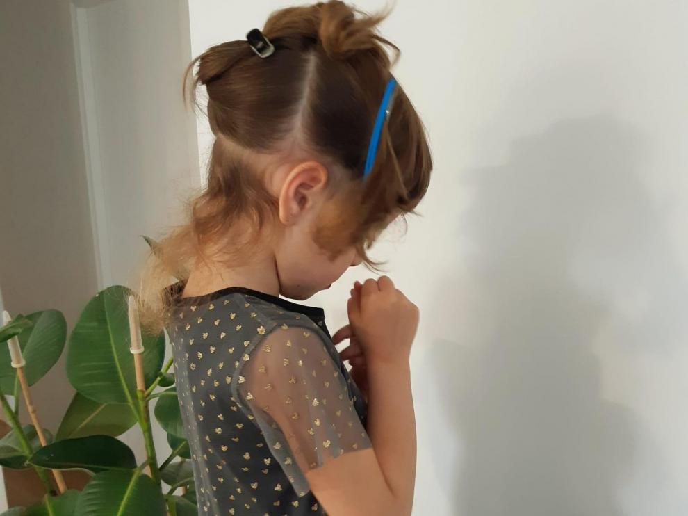 La niña Greta, con su melena lista para ser cortada.