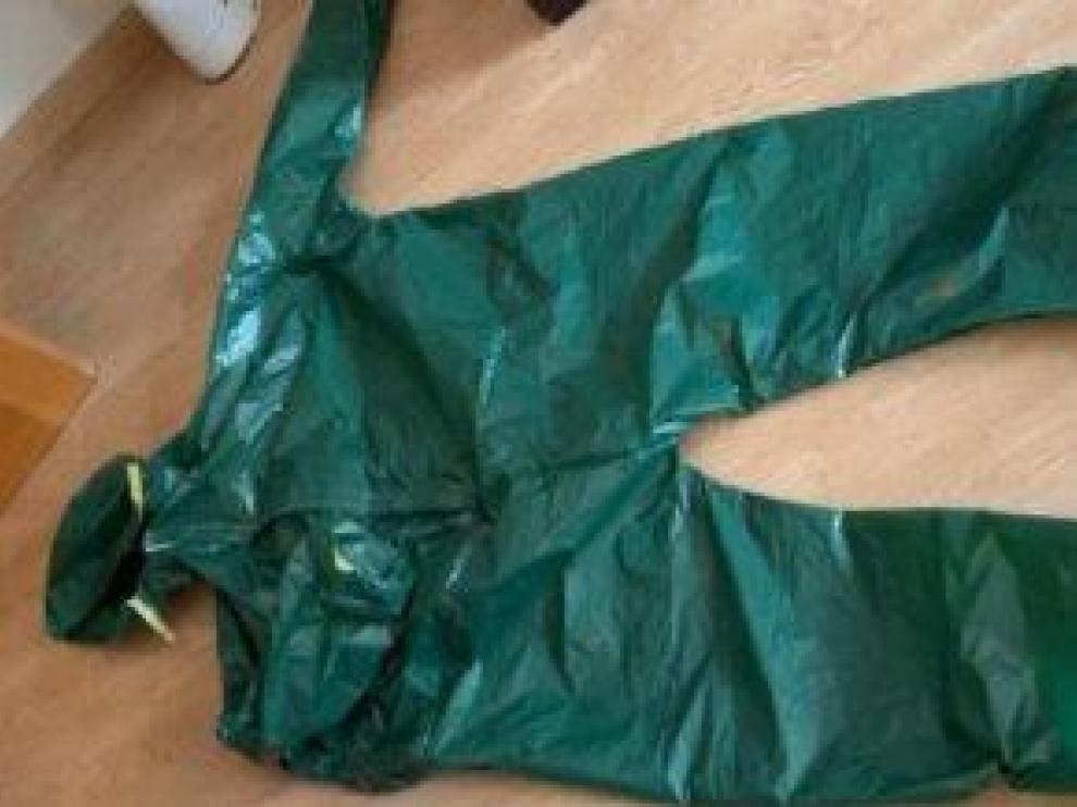 Los monos se van a confeccionar con bolsas de basura.