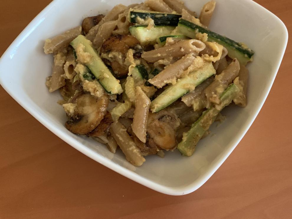 Pasta integral al huevo con verduras.