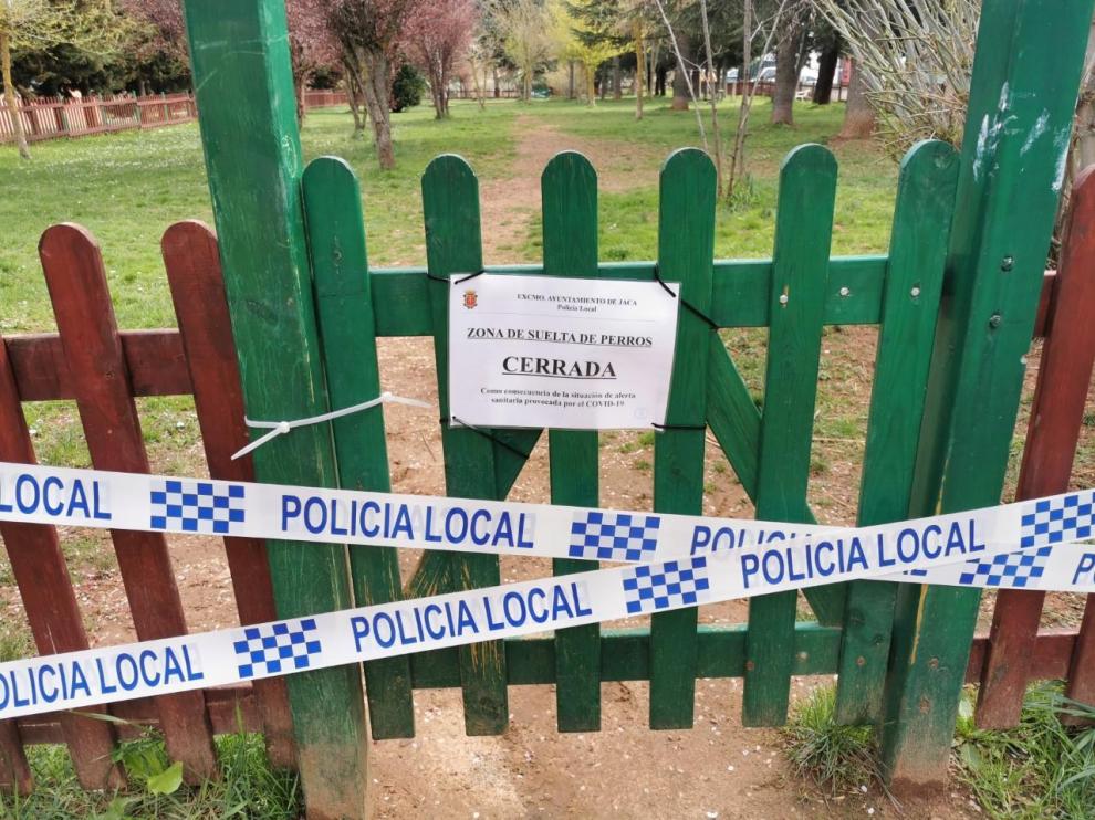 Un espacio canino de Jaca cerrado por el coronavirus.
