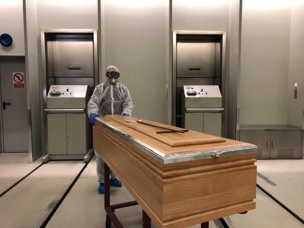 Incineración de un fallecido por coronavirus en el crematorio de Torrero.