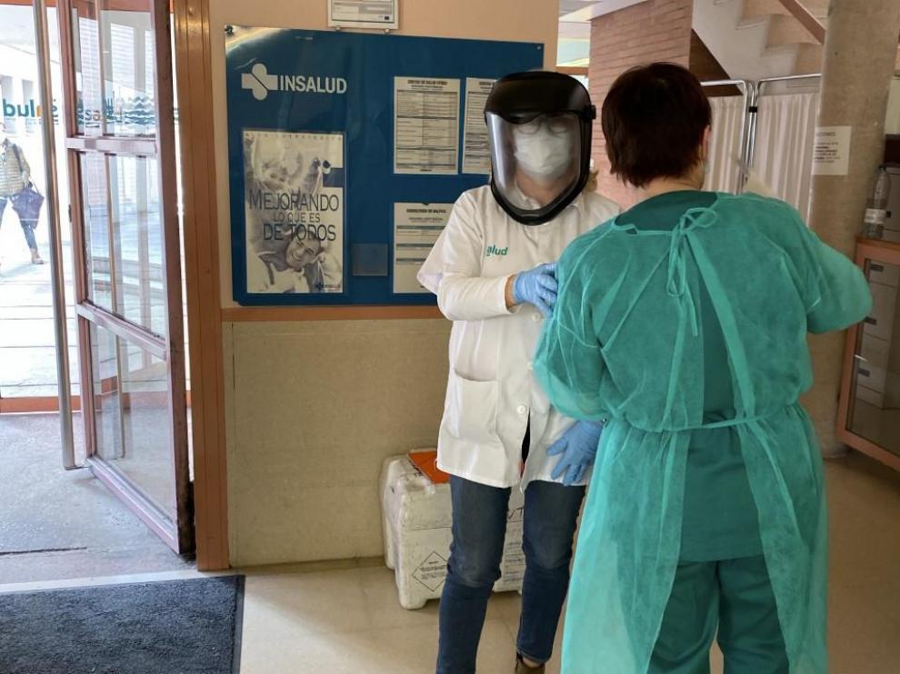 Varios profesionales sanitarios del Centro de Salud de Utebo con los trajes de protección que se han fabricado para protegerse del coronavirus.