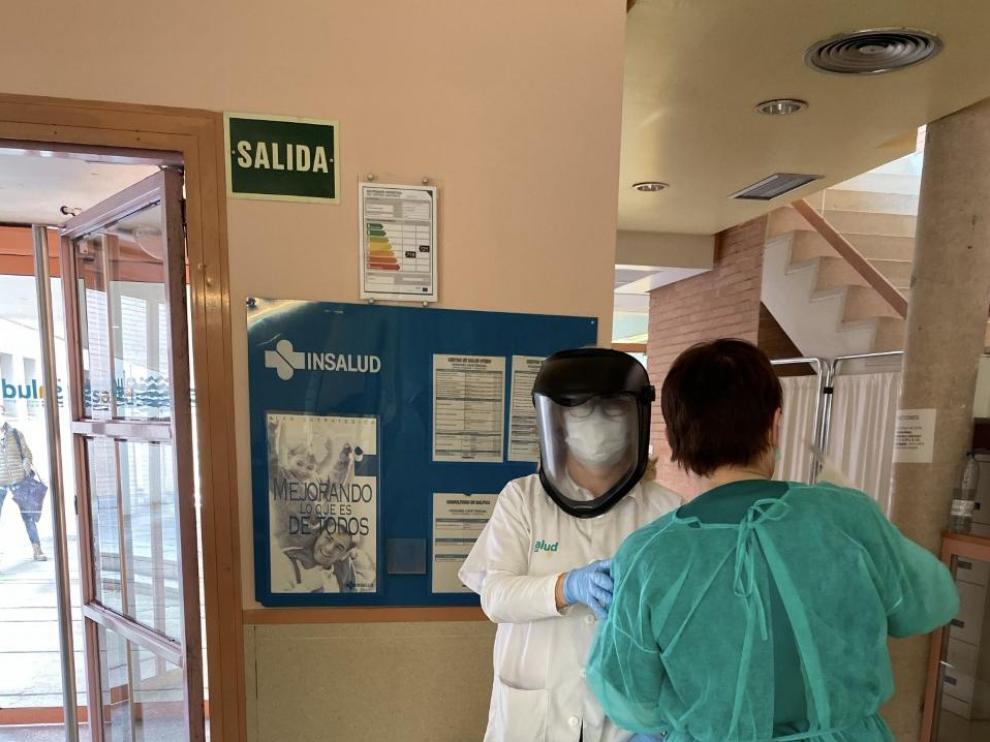 Varios profesionales sanitarios del Centro de Salud de Utebo con los trajes de protección que se han fabricado para protegerse del coronavirus.