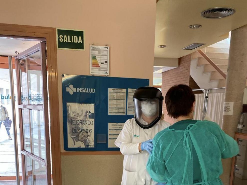Varios profesionales sanitarios del Centro de Salud de Utebo con los trajes de protección que se han fabricado para protegerse del coronavirus.