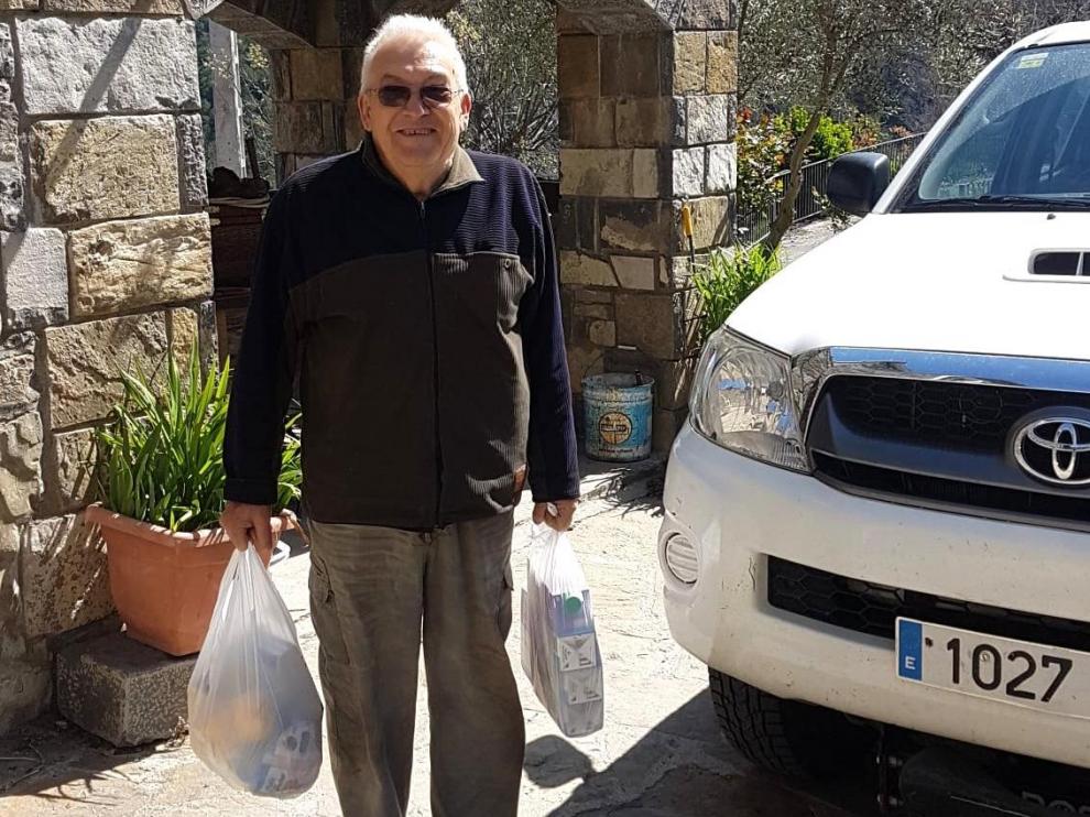 Antonio Campodarbe, con la compra que le llevó la empleada municipal a Guaso.
