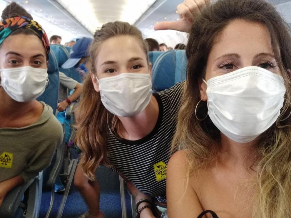 Las tres amigas zaragozanas atrapadas por el coronavirus en Cebú (Filipinas) en el vuelo de Manila a Doha.