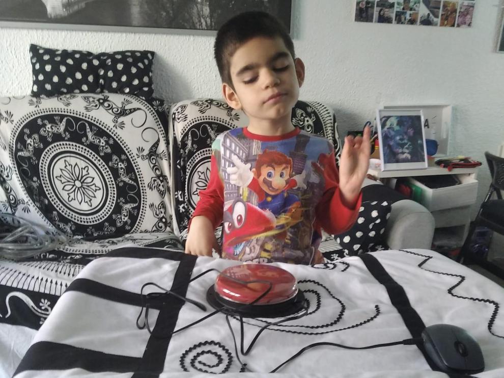 Lizer, de 7 años, juega en su domicilio de Zaragoza durante la cuarentena por coronavirus.