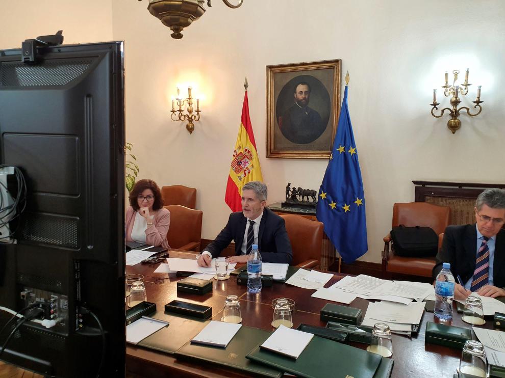 Marlaska (c) preside la reunión por teleconferencia con el comité de coordinación de Protección Civil.
