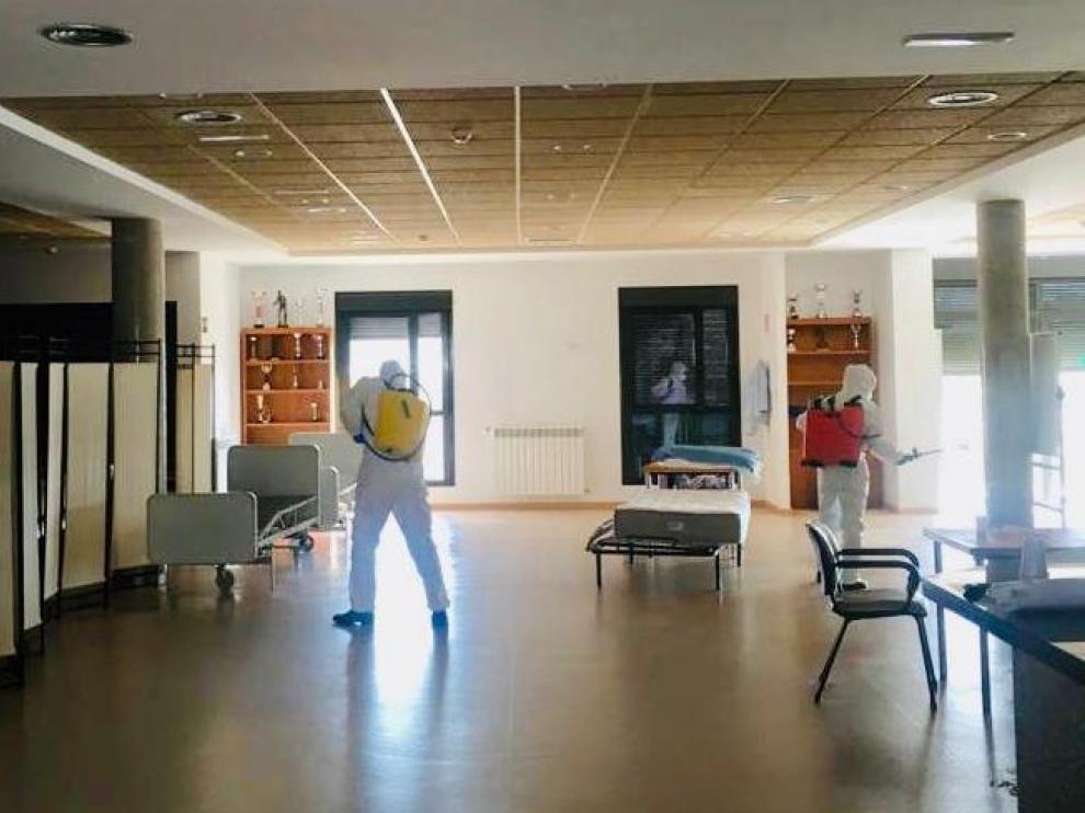Militares de la UME desinfectando el interior de la residencia este jueves a primera hora.