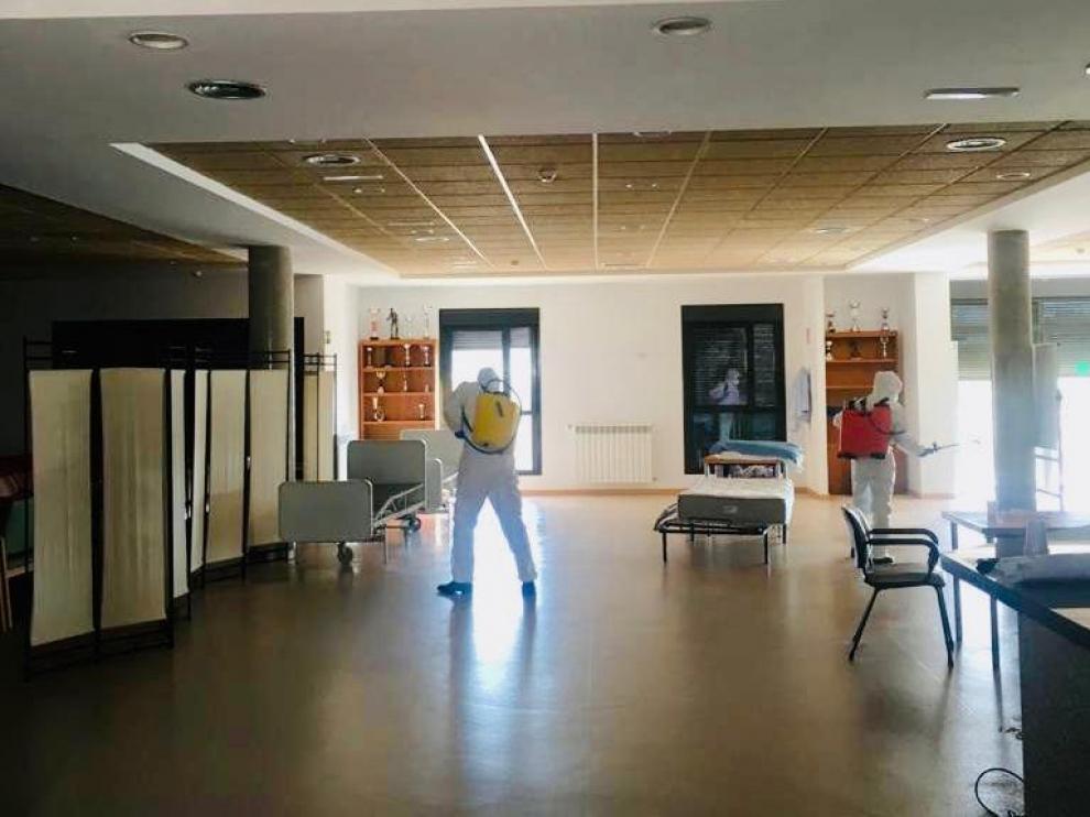 Militares de la UME desinfectando el interior de la residencia este jueves a primera hora.