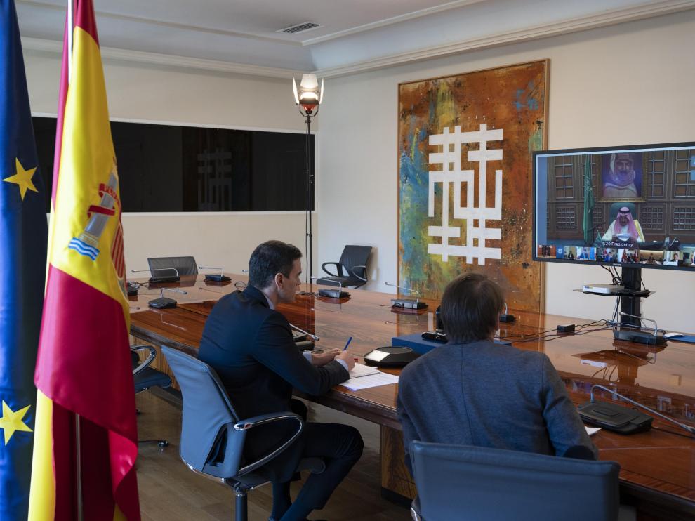 Pedro Sánchez participa telemáticamente en la reunión del G-20 desde la Moncloa.
