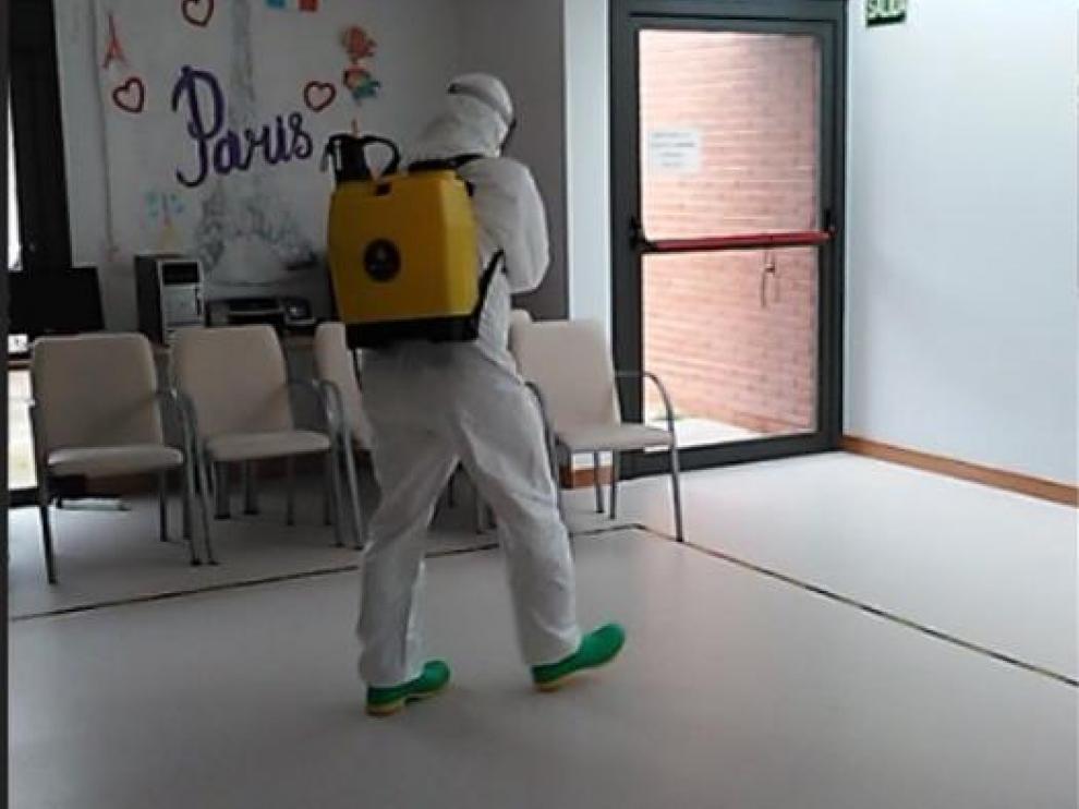 Un militar de Pontoneros desinfecta una zona del centro de Aspace, en Zaragoza.